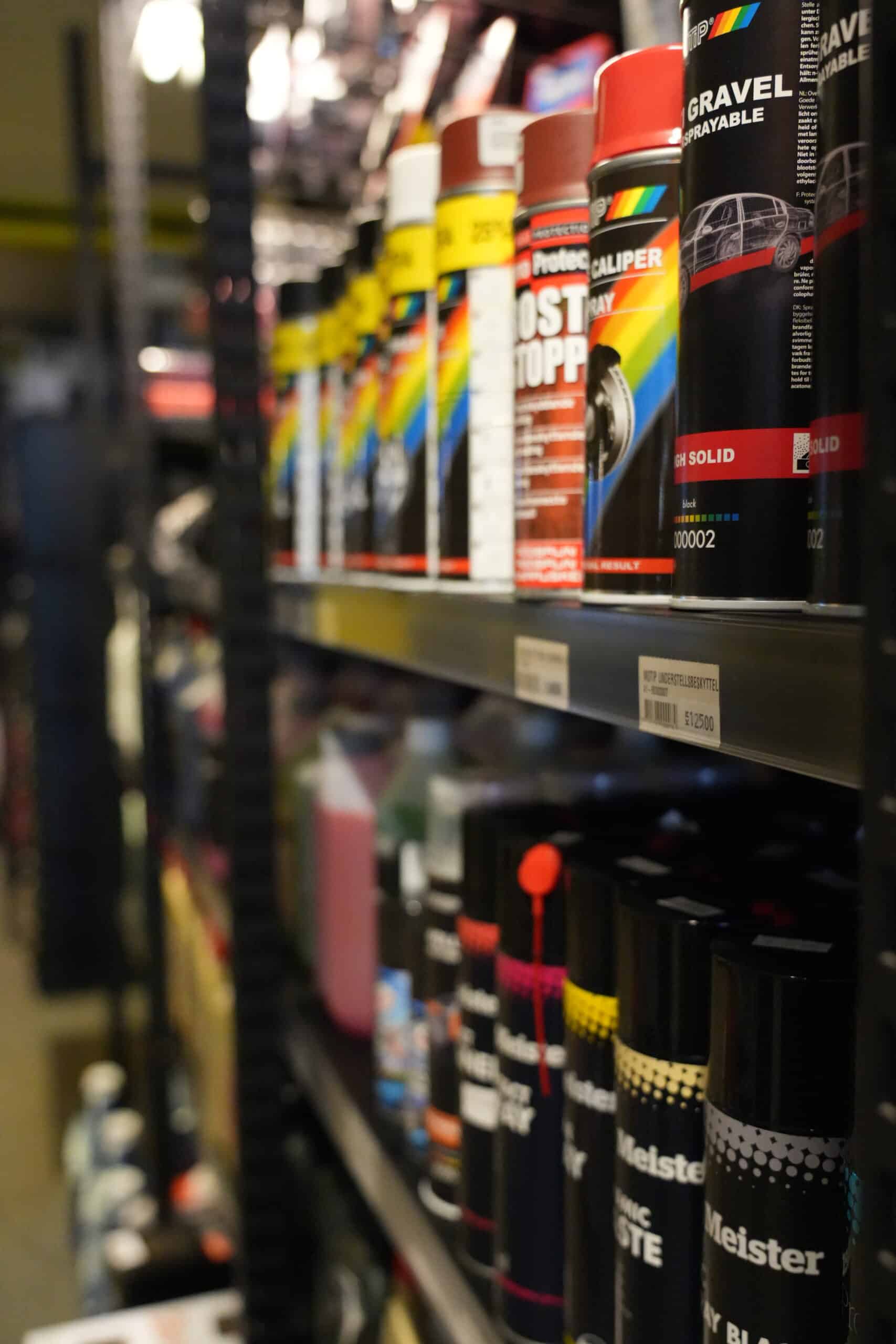 Hyller med bilrekvisita i butikken på stasjonen