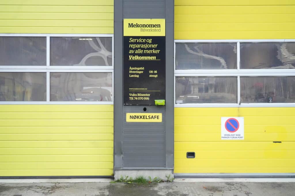 Verkstedportene til Vuku Bilsenter med Mekonomen-skilt