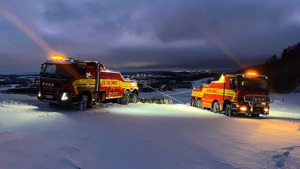 To bergingsbiler fra Vuku Bilsenter i snøen